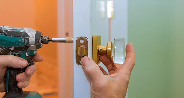 Broken Door Knob Fix in Redwood City, CA